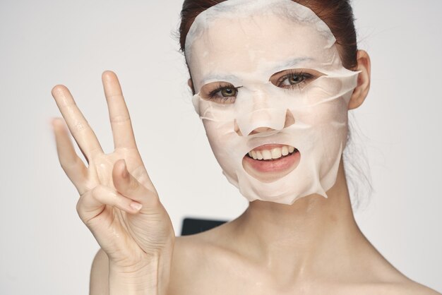 Photo jolie femme épaules nues visage masque agrandi soins de la peau