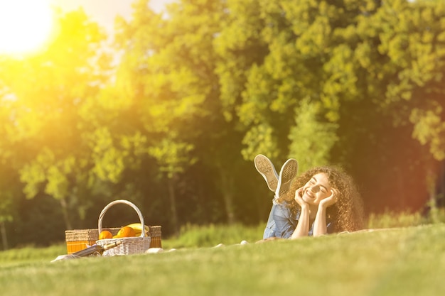 La jolie femme était allongée sur l'herbe dans le parc