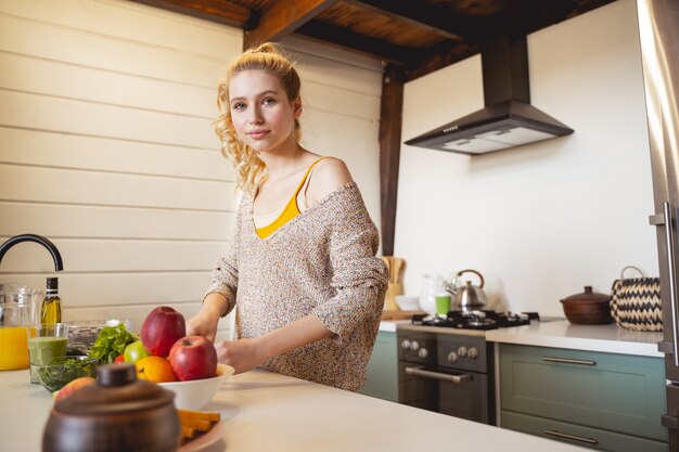 Jolie femme étant dans la cuisine