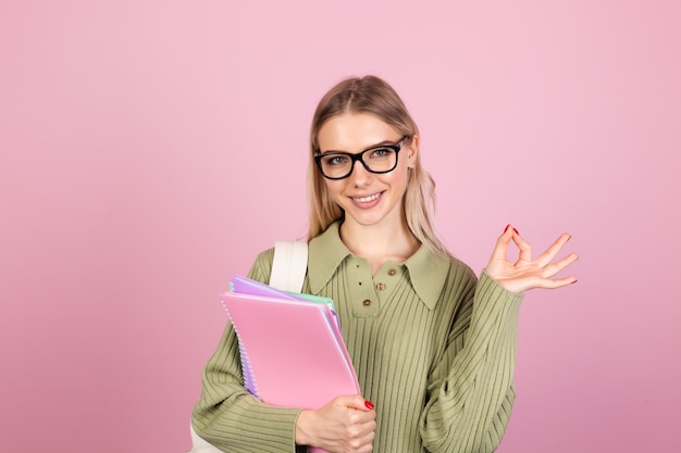 Jolie femme européenne en pull décontracté sur mur rose