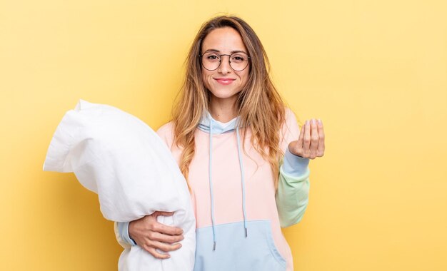 Photo jolie femme faisant un capice ou un geste d'argent vous disant de payer le concept de pyjama