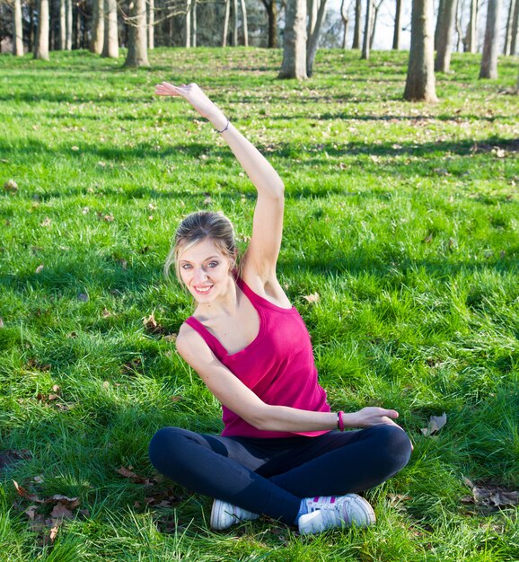 Jolie femme faisant des exercices dans le parc