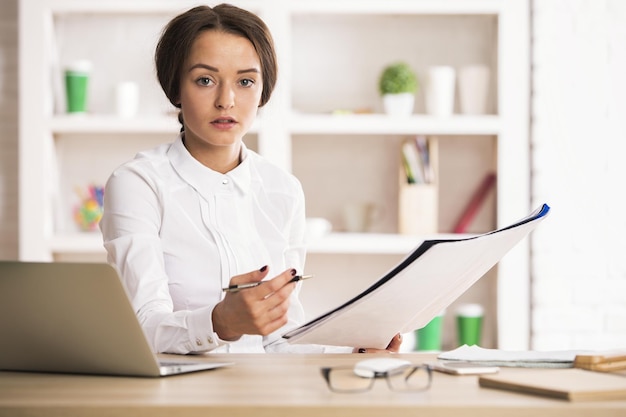 Jolie femme faisant de la paperasse