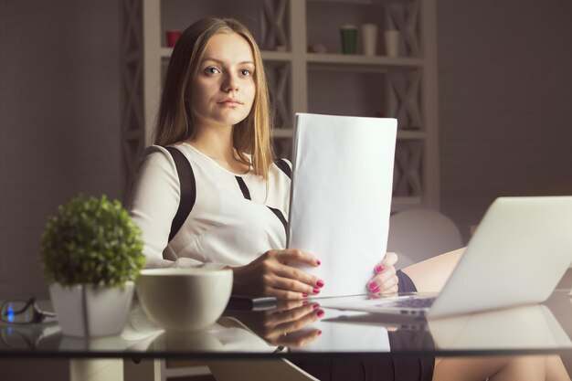 Jolie femme faisant de la paperasse