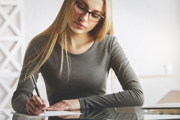 Jolie femme faisant de la paperasse