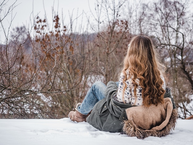 Jolie femme sur fond d'arbres