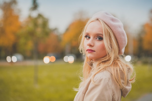 Une jolie femme sur un fond d'automne