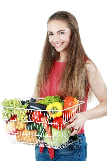 Jolie femme avec des fruits et légumes