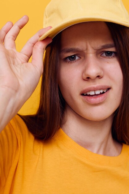 Jolie femme geste de la main émotions été style fond jaune