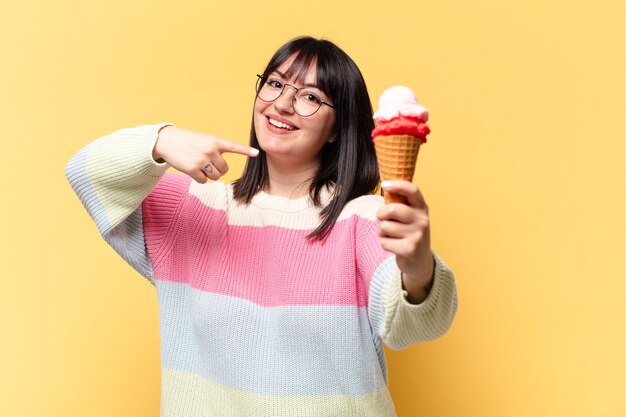 jolie femme avec une glace