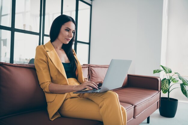 Jolie femme glamour posant à l'intérieur