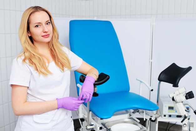 Jolie femme gynécologue dans des gants en caoutchouc souriant