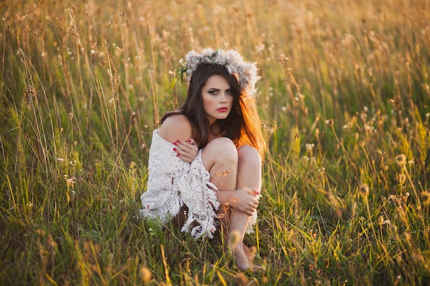 Jolie femme sur l&#39;herbe