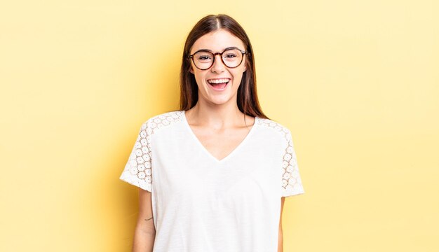 Jolie femme hispanique à l'air heureuse et agréablement surprise, excitée par une expression fascinée et choquée