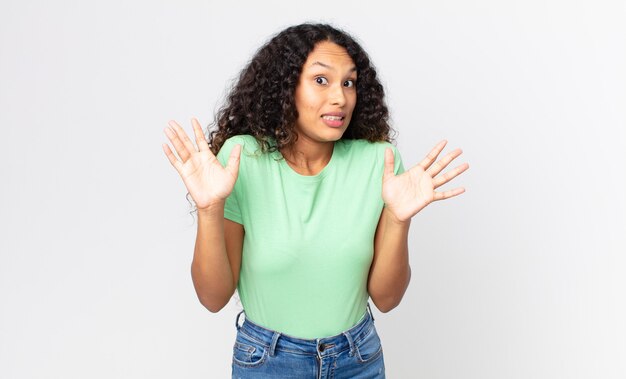 Jolie femme hispanique ayant l'air nerveuse, anxieuse et inquiète, disant que ce n'est pas de ma faute ou que je ne l'ai pas fait