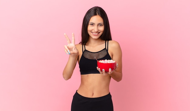 Jolie femme hispanique avec un bol de petit-déjeuner diététique