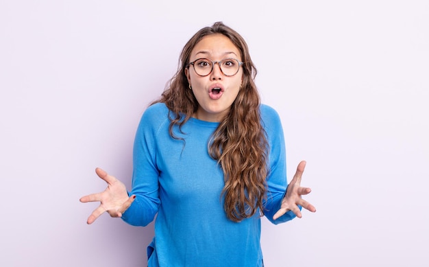 Jolie femme hispanique bouche bée et étonnée, choquée et étonnée d'une incroyable surprise