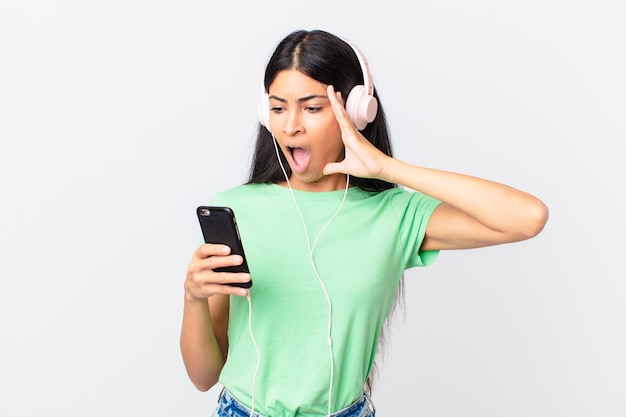 Jolie femme hispanique avec casque et smartphone