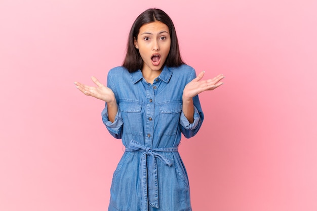 Jolie femme hispanique étonnée, choquée et étonnée d'une incroyable surprise