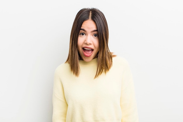 Jolie femme hispanique avec un grand sourire amical et insouciant à la détente positive et heureuse