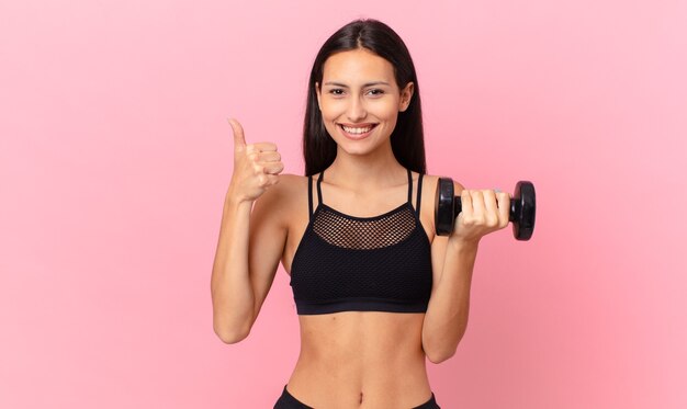 Jolie femme hispanique avec un haltère. concept de remise en forme