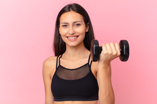 Jolie femme hispanique avec un haltère. concept de remise en forme