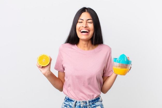 Jolie femme hispanique. jus d'orange et concept de petit déjeuner