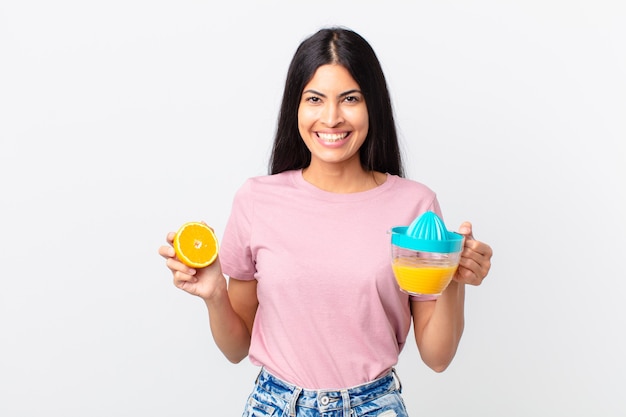 jolie femme hispanique. jus d'orange et concept de petit déjeuner