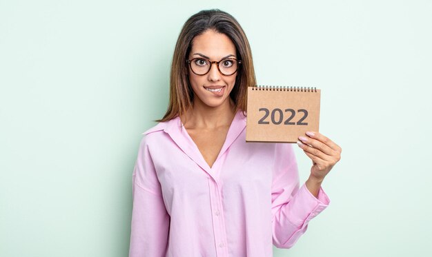 Jolie femme hispanique à la perplexité et confuse. concept de calendrier 2022