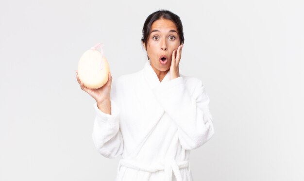 Jolie femme hispanique portant un peignoir après une douche