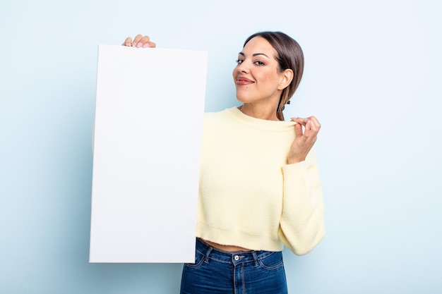 Jolie femme hispanique qui a l'air arrogante, réussie, positive et fière. notion d'espace vide