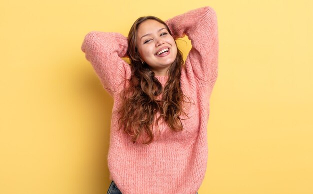 Jolie femme hispanique qui a l'air heureuse, insouciante, amicale et détendue, profitant de la vie et du succès, avec une attitude positive