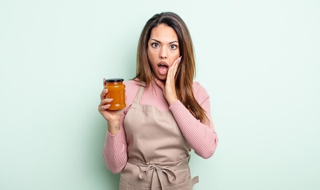 Jolie femme hispanique se sentant choquée et effrayée. concept de confiture de pêche