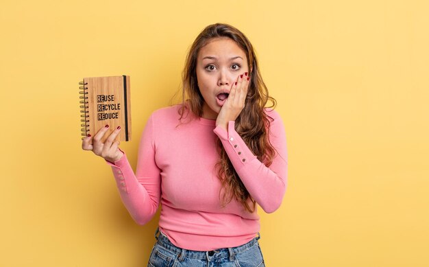 Jolie femme hispanique se sentant choquée et effrayée. concept de recyclage