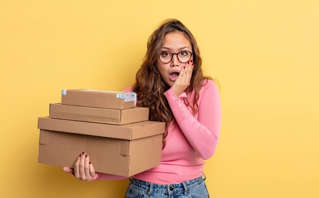 Jolie femme hispanique se sentant choquée et effrayée. concept de stockage