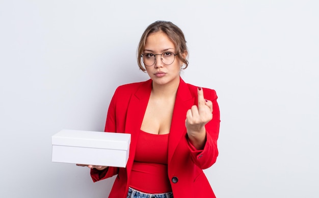 Jolie femme hispanique se sentant en colère, agacée, rebelle et agressive. concept de produit d'emballage