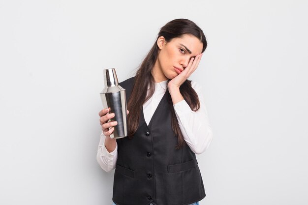 Jolie femme hispanique se sentant ennuyée, frustrée et somnolente après une fatigue. concept de cocktail de barman