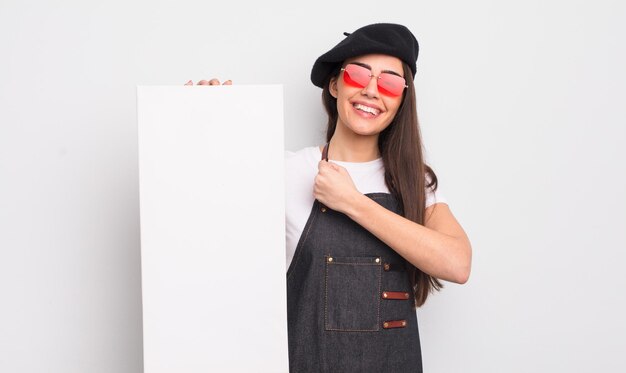 Jolie femme hispanique se sentant heureuse et faisant face à un défi ou célébrant. concept de toile d'artiste