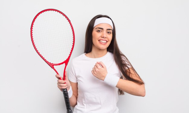 Jolie femme hispanique se sentant heureuse et faisant face à un défi ou célébrant. notion de tennis