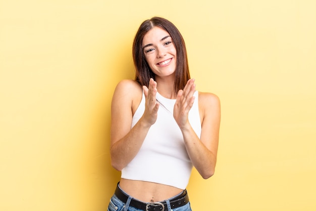 Jolie femme hispanique se sentant heureuse et réussie, souriante et frappant des mains, disant félicitations avec des applaudissements