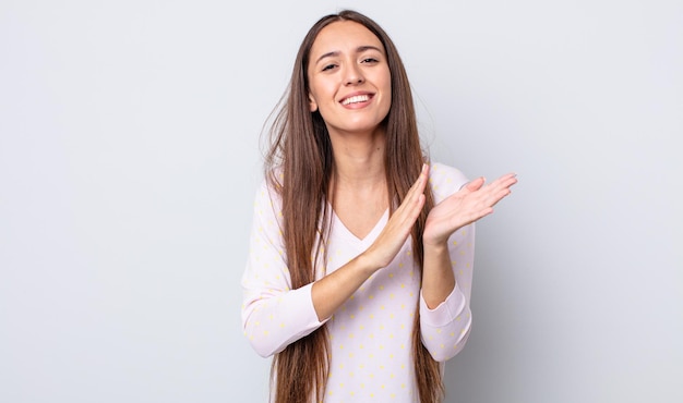 Jolie femme hispanique se sentant heureuse et réussie, souriante et frappant des mains, disant félicitations avec des applaudissements