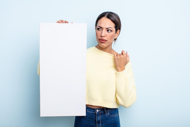 Jolie femme hispanique se sentant stressée, anxieuse, fatiguée et frustrée. concept d'espace vide