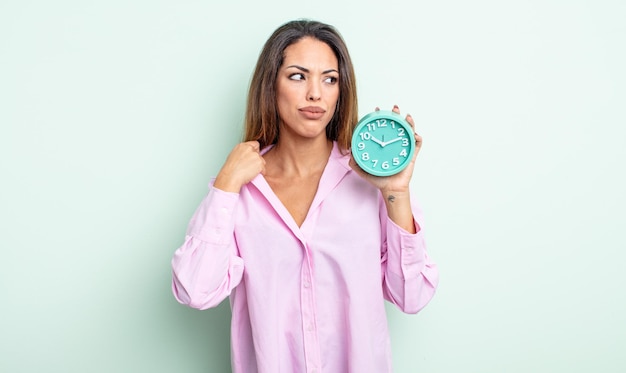 Photo jolie femme hispanique se sentant stressée, anxieuse, fatiguée et frustrée. concept de réveil