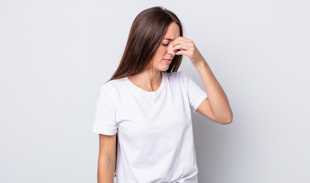 Jolie femme hispanique se sentant stressée, malheureuse et frustrée, touchant le front et souffrant de migraine de maux de tête sévères