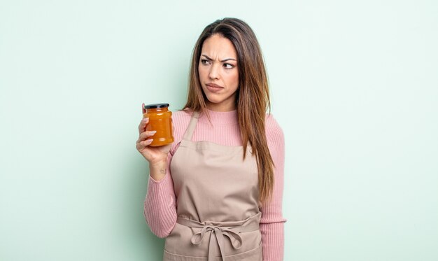 Jolie femme hispanique se sentant triste, contrariée ou en colère et regardant sur le côté. concept de confiture de pêche