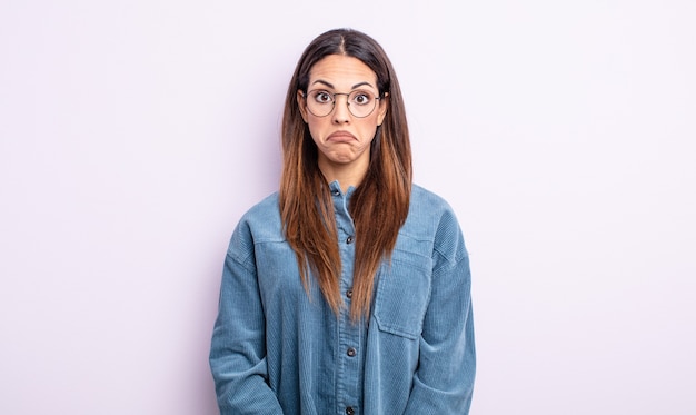 Jolie femme hispanique se sentant triste et stressée, contrariée à cause d'une mauvaise surprise, avec un regard négatif et anxieux