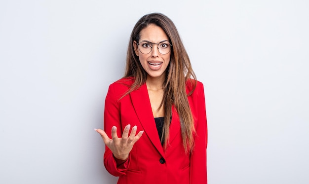 Jolie femme hispanique semblant en colère, agacée et frustrée. concept de femme d'affaires