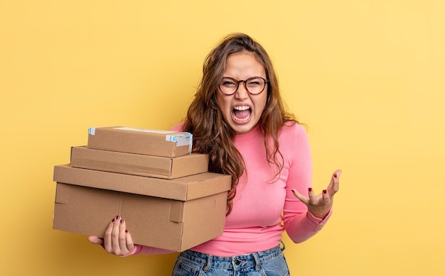 Jolie femme hispanique semblant en colère, agacée et frustrée. concept de stockage