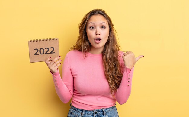 jolie femme hispanique semblant étonnée d'incrédulité. notion de calendrier