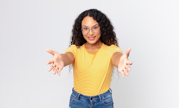 Jolie Femme Hispanique Souriant Joyeusement Donnant Un Câlin De Bienvenue Chaleureux, Amical Et Affectueux, Se Sentant Heureuse Et Adorable